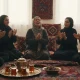 دورهمی خانوادگی ایرانی با نغمه کردی؛ آوازخوانی و کف‌زدن در کنار ضبط صدای موبایل به عنوان حامل حافظه جمعی