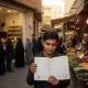 صف نانوایی و بازار محلی در ایران با دفترچه یادداشت برای ثبت اصطلاحات بومی؛ شناسنامه‌های شفاهی اقوام ایران