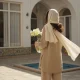 زنی ایرانی در حیاط خانه ایرانی با گلدان شیشه ای گل نرگس در نور صبحگاهی؛ روایت نوستالژیک از یک اسم طبیعت محور