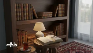 گوشه کتابخانه خانگی با چراغ کم‌نور و کتاب‌های کاغذ کهنه؛ فضایی خاطره‌انگیز برای روایت بوی کاغذ و حافظه جمعی
