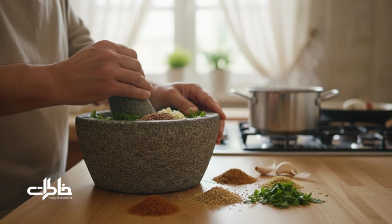 هاون سنگی در آشپزخانه ایرانی؛ کوبیدن سیر و سابیدن ادویه برای زنده‌کردن بو و خاطره آشپزخانه قدیم