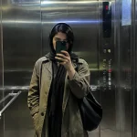 ثبت یک لحظه ساده در آینه آسانسور؛ جایی که چند ثانیه از شتاب روزمره به فرصتی برای دیدن خود و ساختن خاطره تبدیل می‌شود. مجله خاطرات