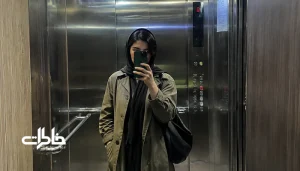 ثبت یک لحظه ساده در آینه آسانسور؛ جایی که چند ثانیه از شتاب روزمره به فرصتی برای دیدن خود و ساختن خاطره تبدیل می‌شود. مجله خاطرات