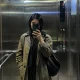ثبت یک لحظه ساده در آینه آسانسور؛ جایی که چند ثانیه از شتاب روزمره به فرصتی برای دیدن خود و ساختن خاطره تبدیل می‌شود. مجله خاطرات