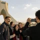 «ثبت عکس یادگاری خانوادگی زیر برج آزادی تهران؛ لحظه‌ای صمیمی از خنده و خاطره‌سازی در میدان آزادی»