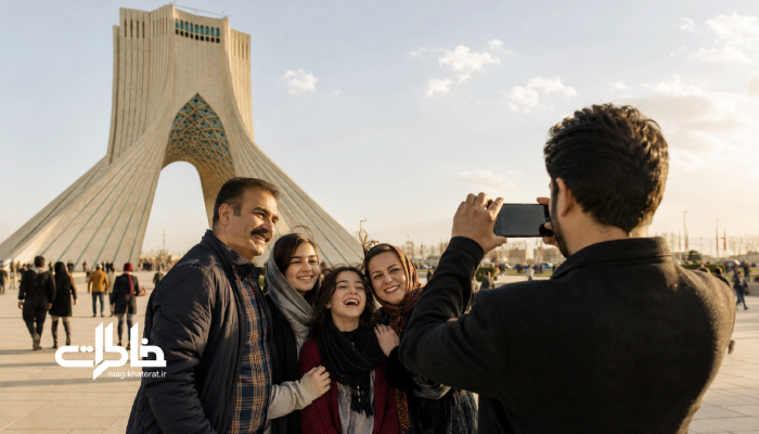 «ثبت عکس یادگاری خانوادگی زیر برج آزادی تهران؛ لحظهای صمیمی از خنده و خاطرهسازی در میدان آزادی»