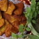 تصویری از نان محلی پخته‌شده روی ساج در فضای روستایی که عطر، طعم و خاطرات شیرین گذشته را در مجله خاطرات روایت می‌کند.