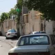 کوچه قدیمی ایرانی با خانه‌های سنتی و حال‌وهوای خاطره‌انگیز کودکی- مجله خاطرات